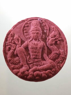 รหัสสินค้า พระมีกล่อง 4045 พระเทวราชโพธิสัตว์ จตุคามรามเทพ รุ่นทรัพย์ไหลมามหามงคล เนื้อว่านแดงพิมพ์เล็ก ขนาดเทียบกับเหรียญบาท