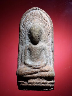 รหัสสินค้า พระไม่ทราบที่ 418 พระเนื้อดินเผา ปางสมาธิซุ้มปราสาท ไม่ทราบที่ น่าจะเป็นพระกรุ พระรายการนี้ให้เช่าบูชาแล้ว