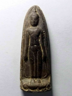 รหัสสินค้า พระกรุ 018 พระเนื้อดินปางเปิดโลก ไม่ทราบกรุ ว่าจะเป็นทางกำแพงเพชร หรือ ทางสุโขทัย พระมีขนาดกว้าง 1.87 cm ความสูง 5.07 cm