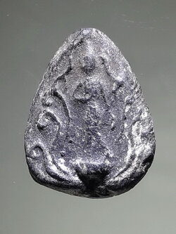 รหัสสินค้า พระเนื้อดิน ผง ว่าน 10470 พระกลีบบัวลีลาเปลวเพลิง ข้างรัศมี หลวงพ่ออ่ำ วัดชีปะขาว สุพรรณบุรี ปี 2475