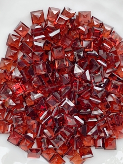 โกเมนสี่เหลี่ยม 3 มม. 5 กะรัต