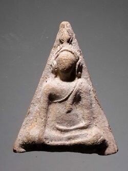 รหัสสินค้า พระไม่ทราบที่ 395 พระนางพญา เนื้อดินเผา หลังเรียบ ไม่ทราบที่