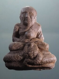 Antig FB 12710 รูปหล่อลอยองค์เนื้อผง หลวงปู่ทวด ฐานงู มือถือลูกแก้วกายสิทธิ์ ไม่ทราบที่