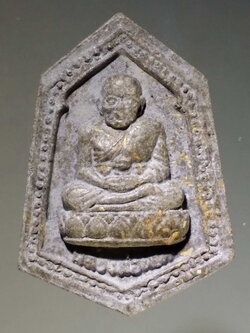 รหัสสินค้า หลวงปู่ทวด วัดต่างๆ 245 หลวงปู่ทวด เนื้อผงโรยไม้ พิมพ์หกเหลี่ยม วัดหนองว่านเหลือง จังหวัดฉะเชิงเทรา สร้างปี 2552