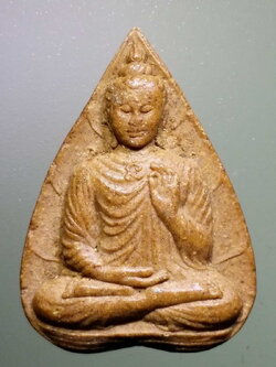 รหัสสินค้า พระไม่ทราบที่ 465 พระผงผสมว่าน พิมพ์ใบโพธิ์ พระพุทธเจ้ามหาศาสดาโลก หลังยันต์ ไม่ทราบที่