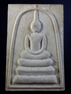 รหัสสินค้า พระสมเด็จ วัดต่างๆ 377 พระสมเด็จเนื้อผง พิมพ์เกศทะลุซุ้ม หลังหลวงพ่อดี วัดประชุมสงฆ์ ตำบลปากน้ำ อำเภอเดิมบางนางบวช จังหวัดสุพรรณบุรี ที่ระลึกในงานปิดทองฝังลูกนิมิต ปี 2560