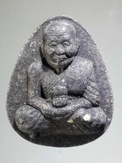 รหัสสินค้า พระไม่ทราบที่ 350 หลวงปู่ทวด เนื้อผงใบลาน หลังยันต์นะโมโพธิสัตโตอาคันติมายะอิติภะคะวา ด้านล่างมีตัวอักษรชื่อย่อวัด ว.ป.ท. ไม่ทราบที่