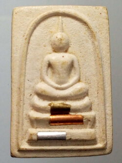 รหัสสินค้า พระสมเด็จ วัดต่างๆ 450 พระสมเด็จเนื้อผงฝังตะกรุด 3 กษัตริย์ หลวงพ่อคูณ วัดบ้านไร่ รุ่นเสาร์ 5 ปี 2536