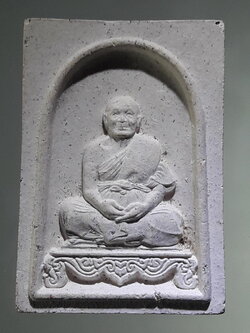 รหัสสินค้า พระเนื้อดิน ผง ว่าน 10427 พระผงรูปเหมือน หลวงพ่อสุนทร วัดหนองสะเดา อำเภอหนองแค จังหวัดสระบุรี