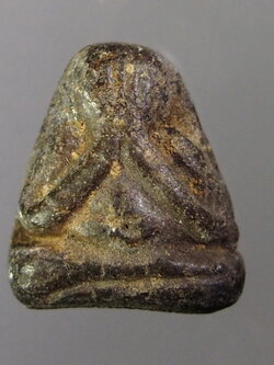 รหัสสินค้า พระปิดตา ทั่วไป 018 พระปิดตา เนื้อผงใบลาน ขนาดเท่าปลายนิ้วก้อย ไม่ทราบที่ เนื้อหาเก่ามาก พระรายการนี้ให้เช่าบูชาแล้ว