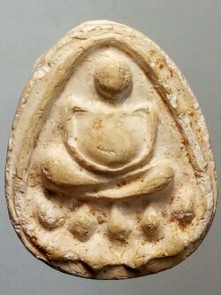 รหัสสินค้า พระไม่ทราบที่ 199 พระสังกัจจายน์วัดเงิน คลองเตย พิมพ์ไม่มีหู บางคนดูเป็นพระกรุ บางคนดูเป็นพระเกจิ ไม่ทราบที่ครับ