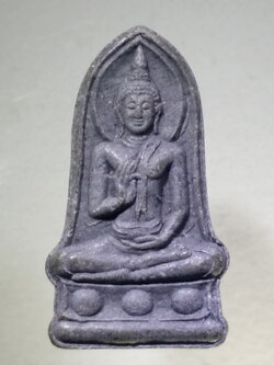 รหัสสินค้า พระไม่ทราบที่ 311 พระพุทธ เนื้อผงปางประทานพร เนื้อผงใบลาน หลังอักษรบาลี พุทธานุสติ ไม่ทราบที่