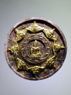 รหัสสินค้า จตุคามรามเทพ 390 พระเทวราชโพธิสัตว์จตุคามรามเทพ รุ่นพิทักษ์ปฐพี 241 ปีวีรชนบางระจัน เนื้อก้นครกปัดทอง พุทธาภิเษก เทวาภิเษก ณ. วิหารพระอาจารย์ธรรมโชติ วัดโพธิ์เก้าต้น ตำบลบางระจัน อำเภอค่ายบางระจัน จังหวัดสิงห์บุรี