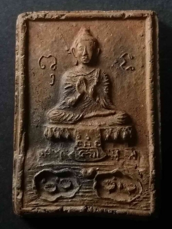 รหัสสินค้า พระไม่ทราบที่ 018 พระเนื้อดินปางปฐมเทศนา ไม่ทราบที่ อักขระยันต์ด้านข้างเขียนว่าพุทธะ พระรายการนี้ให้เช่าบูชาแล้วครับ