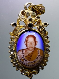 รหัสสินค้า เครื่องราง ล็อกเก็ต ภาพถ่าย 117 ล็อกเก็ตกะไหล่ทองฝังเพชร หลวงพ่ออุดมภาวนาภิรัต รุ่นฉลองอายุ 72 พรรษา สร้างปี 2552 เพชรมีหลุดออกไปบ้างตามกาลเวลา