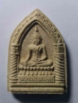 รหัสสินค้า พระเนื้อดิน เนื้อผง เนื้อว่าน 023 พระผงพิมพ์พระพุทธหลวงพ่อสัมฤทธิ์ หลังรูปเหมือนหลวงพ่อเสงี่ยม วัดยางใหญ่ อำเภอบางละมุง จังหวัดชลบุรี สร้างปี 2537 ที่ระลึกในงานฝังลูกนิมิต