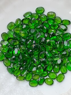 โครมไดออฟไซด์ไข่ 4x3 mm. 1 กะรัต