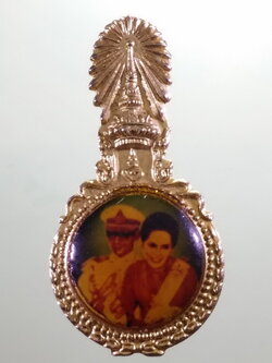 Antig FB 12170 ล็อกเก็ตเข็มกลัด ในหลวงรัชกาลที่ 9 และสมเด็จพระนางเจ้าสิริกิตต์ พระบรมราชินีนาถ งานเก่าหายากน่าสะสม