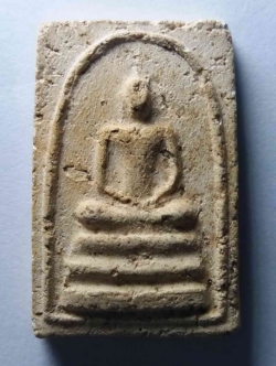 รหัสสินค้า พระไม่ทราบที่ 040 พระสมเด็จเนื้อผงไม่ทราบที่ เนื้อหาเก่ามีอายุ น่าจะเป็นสายวัดระฆัง ทางหลวงปู่นาค หรือไม่ก็หลวงปู่หิน พระรายการนี้ให้เช่าบูชาแล้ว