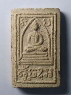 รหัสสินค้า พระเนื้อดิน เนื้อผง เนื้อว่าน 329 พระฝักไม้ดำฝักไม้ขาว อ.บางระกำ จ.พิษณุโลก น่าจะเป็นพระเกจิยุคหลัง สร้างล้อพิมพ์พระกรุ ครับ