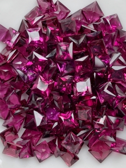 โรโดไลท์สี่เหลี่ยม 3.5 มม. 5 กะรัต