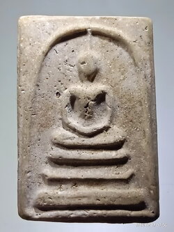 รหัสสินค้า พระสมเด็จ วัดต่างๆ 1296 พระสมเด็จเนื้อผง หลังตราแผ่นดิน ไม่ทราบปีที่สร้าง เนื้อหาเก่ามีอายุ ขนาดเมื่อเทียบกับเหรียญบาท พระรายการนี้ให้เช่าบูชาแล้ว