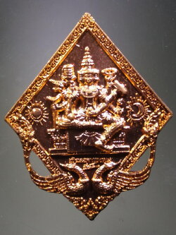 รหัสสินค้า พระมีกล่อง 3894 เหรียญท้าวมหาพรหม ครูบาขาว รุ่น 1 ที่ระลึกในงานไหว้ครู ปี 2557