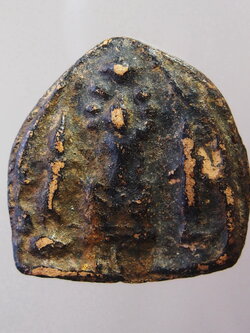 รหัสสินค้า พระกรุ 082 พระตรีกาย เนื้อดิน ลงรักดำ บางคนดูเป็นพระกรุ บางคนดูเป็นพระเกจิยุคเก่า ไม่ทราบที่