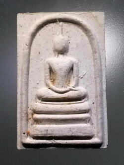 รหัสสินค้า พระไม่ทราบที่ 504 พระสมเด็จเนื้อผง ฝังข้าวสารหิน หลังยันต์อุนาโลม มีอักษรคำว่า แพร่ ไม่ทราบที่