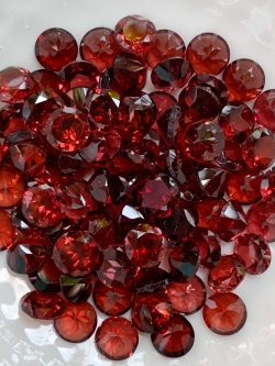 โกเมนกลม 5.0 มม. 5 กะรัต