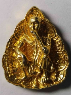 รหัสสินค้า นครราชสีมา 003 เหรียญหล่อใบโพธิ์กะไหล่ทอง หลวงพ่อคูณ วัดบ้านไร่ จังหวัดนครราชสีมา สร้างปี 2536 รุ่นโชคดีเด้อ พระรายการนี้ให้เช่าบูชาแล้ว