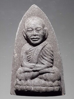 รหัสสินค้า หลวงปู่ทวด วัดต่างๆ 331 หลวงปู่ทวด วัดช้างให้ จังหวัดปัตตานี เนื้อว่าน พิมพ์เตารีด หลังตัวหนังสือนูน