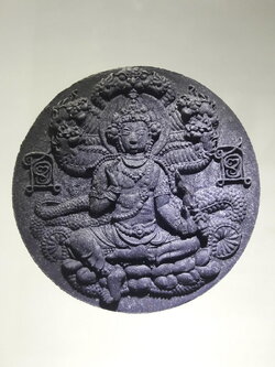 รหัสสินค้า พระมีกล่อง 375 พระเทวราชโพธิสัตว์จตุคามรามเทพเนื้อว่านกากยายักษ์ รุ่นเทวะปาฏิหาริย์ ๑ บันดาลทรัพย์ พิมพ์ใหญ่ ด้านหลังฝังโค๊ต พิธีมหาพุทธาเทวาภิเษก วัดป่าหนองใหญ่ อ.ศรีมหาโพธิ จ.ปราจีนบุรี สร้างปี 2550