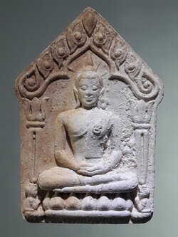 รหัสสินค้า พระเนื้อดิน ผง ว่าน 10429 พระขุนแผนซุ้มเรือนแก้ว รุ่นสร้างพระธาตุเจ้ารัตตวาปีศรีภูเพียง วัดหนองแดง ภูเพียง นครน่าน สร้างปี 2565 องค์นี้แช่น้ำมนต์