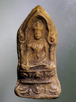 รหัสสินค้า พระกรุ 099 พระยอดขุนพล พิมพ์ฐานสูง กรุเตาเชลียง จังหวัดสุโขทัย วรรณะออกขาว (คล้ายเนื้อดินขาวครับ)