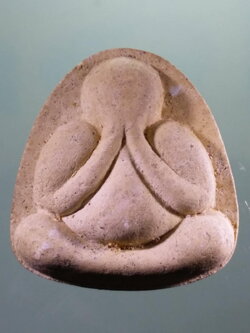 รหัสสินค้า พระมีกล่อง 036 พระปิดตาเนื้อผง หลังหนุมาน หลวงปู่เกลี้ยง วัดเนินสุทธาวาส จังหวัดชลบุรี พระสวยกล่องเดิม