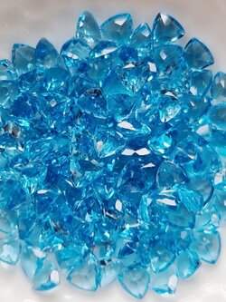 พลอยบลูโทปาสสามเหลี่ยม 5x5mm. 5 กะรัต