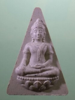 รหัสสินค้า พระมีกล่อง 4048 พระนางพญา หลังพระนามย่อ สก. เฉลิมพระชนม์พรรษา 6 รอบ สมเด็จพระบรมราชินีนาถ สภาผู้แทนราษฎรจัดสร้างปี 2547 พระดีพิธีใหญ่