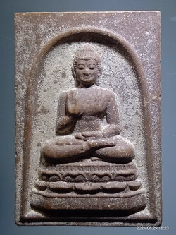 รหัสสินค้า พระเนื้อดิน เนื้อผง เนื้อว่าน 355 พระพุทธเนื้อผง ปางประทานพร หลังสมเด็จพระเจ้าตากสินมหาราช ไม่ทราบที่ ขนาดเมื่อเทียบกับเหรียญบาท