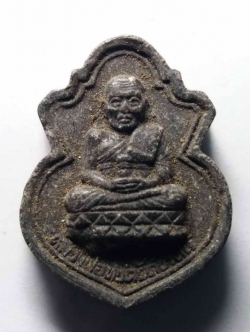 รหัสสินค้า หลวงปู่ทวด วัดต่างๆ 046 หลวงปู่ทวดเนื้อผงเสมา วัดช้างให้ จังหวัดปัตตานี หลังยันต์นะเฉลียวเพชร ไม่ทราบปีที่สร้าง พระรายการนี้ให้เช่าบูชาแล้ว