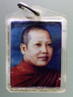 รหัสสินค้า เครื่องราง ล็อกเก็ต ภาพถ่าย 110 ภาพถ่ายติดจีวร หลวงพ่อจำเนียร วัดถ้ำเสือ จังหวัดกระบี่ สร้างปี 2534