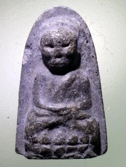 รหัสสินค้า หลวงปู่ทวด วัดต่างๆ 542 หลวงปู่ทวด เนื้อว่าน โรยแร่ ที่ระลึก 111 ปี กระทรวงกลาโหม สร้างปี 2540 พระรายการนี้ให้เช่าบูชาแล้ว