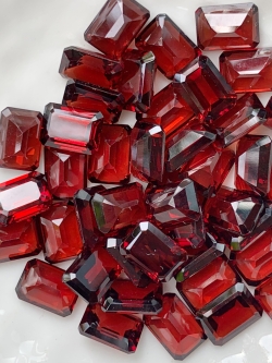 โกเมนสี่เหลี่ยม 7X5 มม. 5 กะรัต