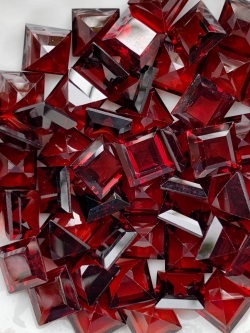 โกเมนสี่เหลี่ยม 6 มม. 5 กะรัต