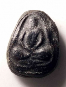 รหัสสินค้า พระไม่ทราบที่ 114 พระเนื้อดินเผา หรืออาจจะเป็นเนื้อผง ด้านล่างมีรูเสียบ สำหรับงัดออกจากพิมพ์ ไม่ทราบทีี น่าจะเป็นพระเกจิสายใต้ พระรายการนี้ให้เช่าบูชาแล้ว