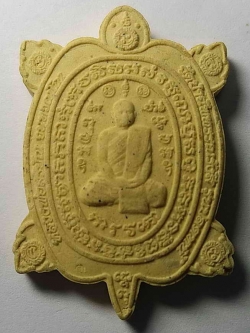 รหัสสินค้า ชัยภูมิ 001 พระผงพญาเต่าเรือน หลวงพ่อสุริยันต์ วัดป่าฉัพพรรณรังสี อ.จัตุรัส จ.ชัยภูมิ รุ่นปลดหนี้ พระรายการนี้ให้เช่าบูชาแล้ว