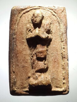 รหัสสินค้า พระเนื้อดิน เนื้อผง เนื้อว่าน 1821 สมเด็จพระบรมครูเทพโลกอุดร พิมพ์ยืนพนมมืออธิษฐานฤทธิ์ หลังเงาพระสมเด็จ พระรายการนี้ให้เช่าบูชาแล้ว