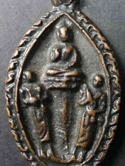 รหัสสินค้า นนทบุรี 001 เหรียญหล่อพระโมคคัลลาสารีบุตร หลวงพ่อแฉ่ง วัดบางพัง จังหวัดนนทบุรี เหรียญรุ่นนี้พบเห็นแต่ส่วนใหญ่จะเจอแต่เป็นเนื้อทองเหลือง แต่เหรียญนี้เป็นเนื้อแก่ทองแดง พิมพ์ทรงคมชัด เนื้อนี้ไม่ค่อยพบเจอครับ