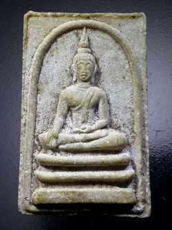 รหัสสินค้า พระสมเด็จ วัดต่างๆ 900 พระสมเด็จ พิมพ์พระประทานพร หลังรูปเหมือนหลวงพ่อแพ วัดพิกุลทอง จังหวัดสิงห์บุรี เนื้อผงน้ำมัน