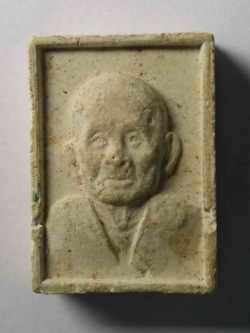 รหัสสินค้า พระเนื้อดิน เนื้อผง เนื้อว่าน 330 พระผงรูปเหมือนหลวงปู่บุดดา วัดกลางชูศรีเจริญสุข หลังม้า ปั๊มตรายาง ฉลองอายุ 99 ปี หลวงปู่บุดดา